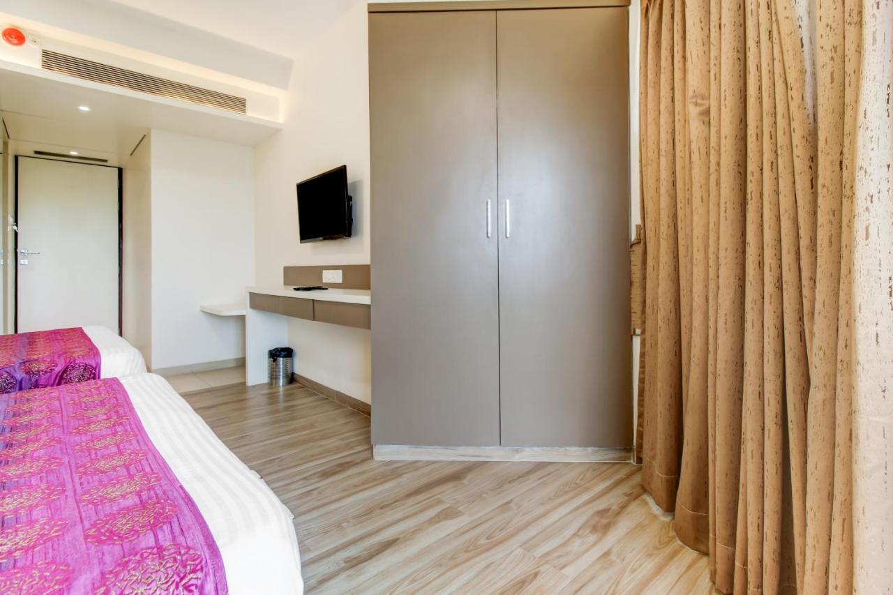 Hotel Grand Mookambika Navi Mumbai Esterno foto